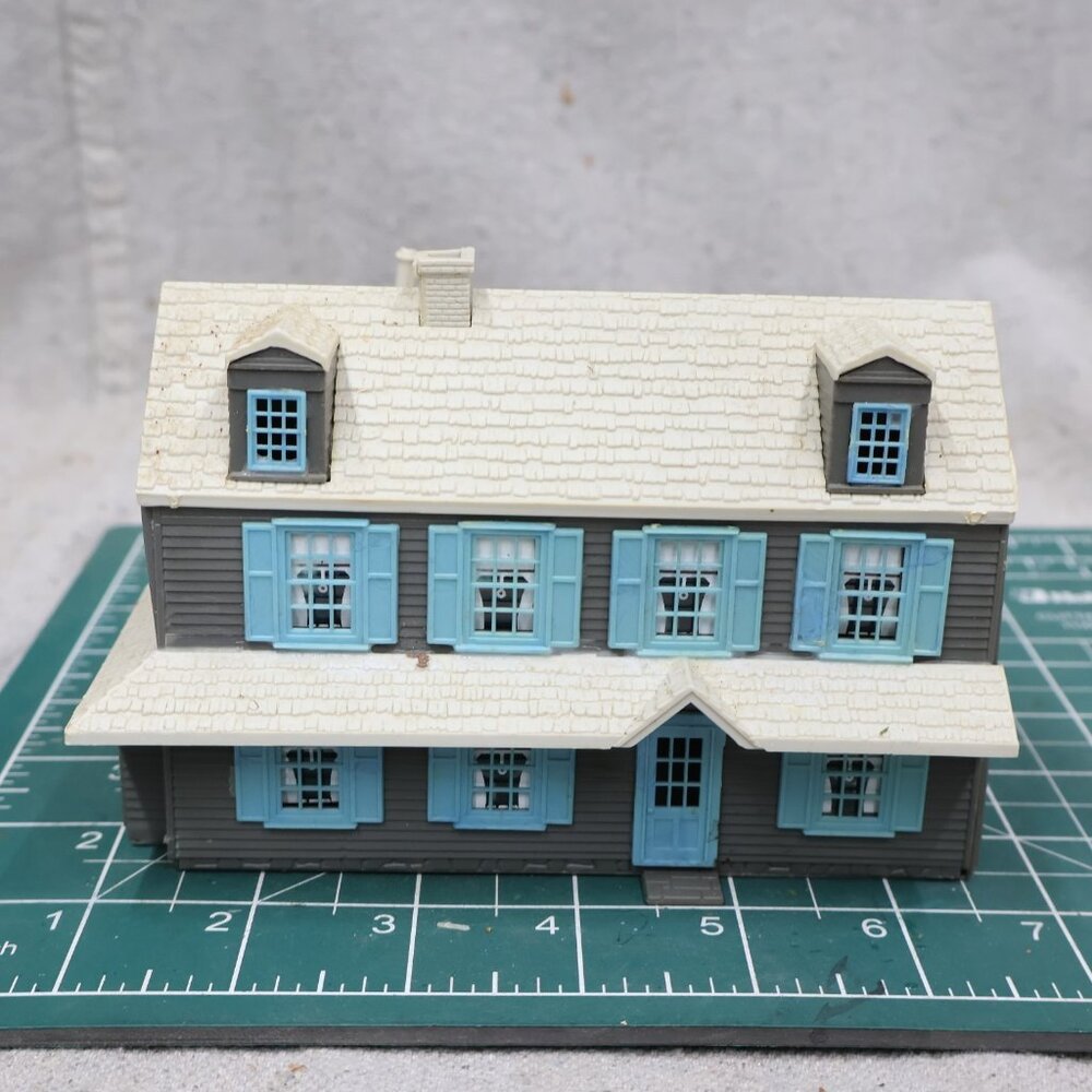 Atlas HO Scale Home Series Historic Model House Kit #602 Assembled